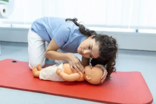 Female CPR Training What You Need to Know 1 post img -
